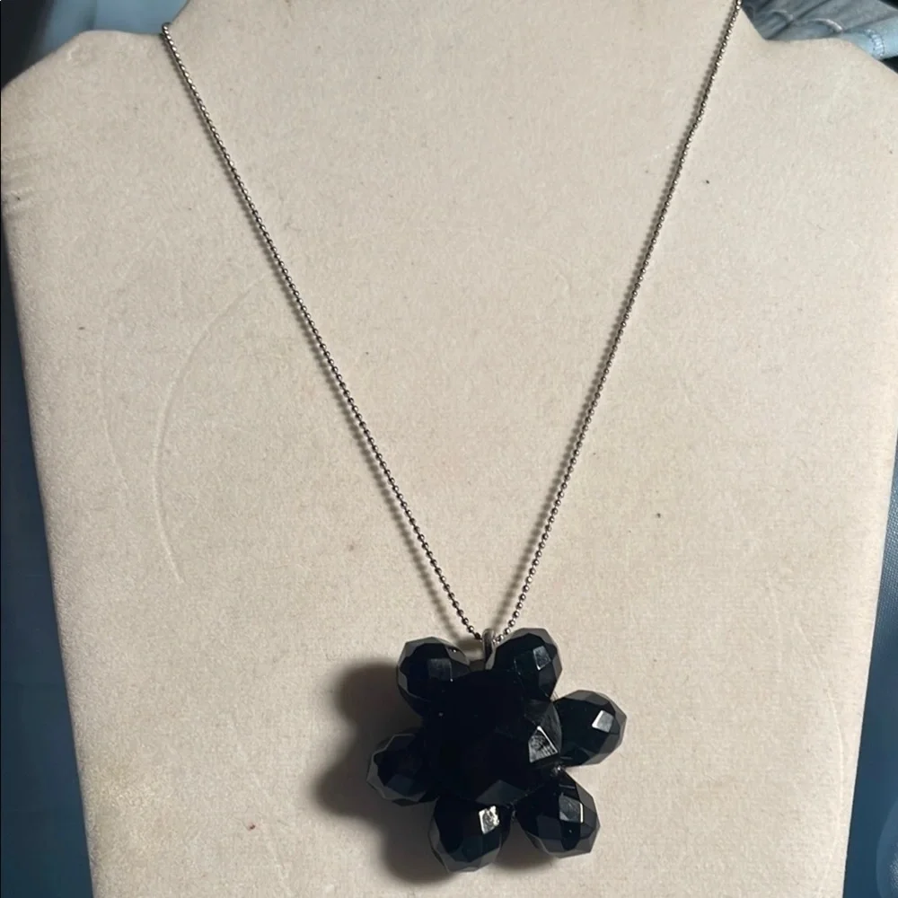 Elegant Black Flower Pendant Necklace